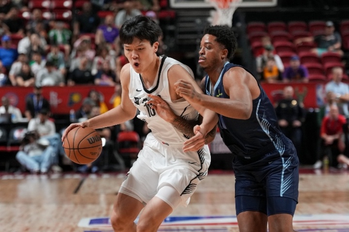 杨瀚森:有一些回合感受不到腿了 没能保护好篮板 要继续努力