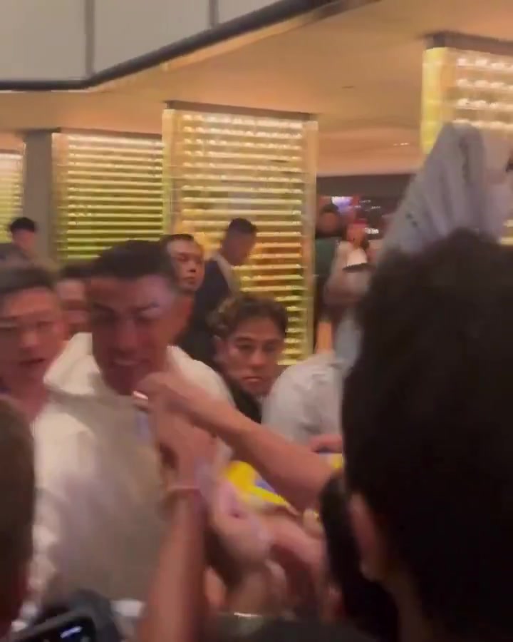 乐鱼官网-他乡遇故知！C罗在中国香港备战期间偶遇葡萄牙知名主持人